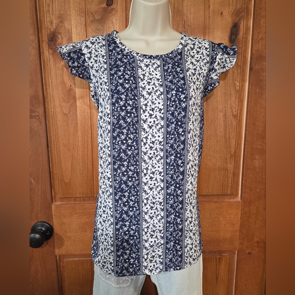 Elle‎ Navy and White Floral Top